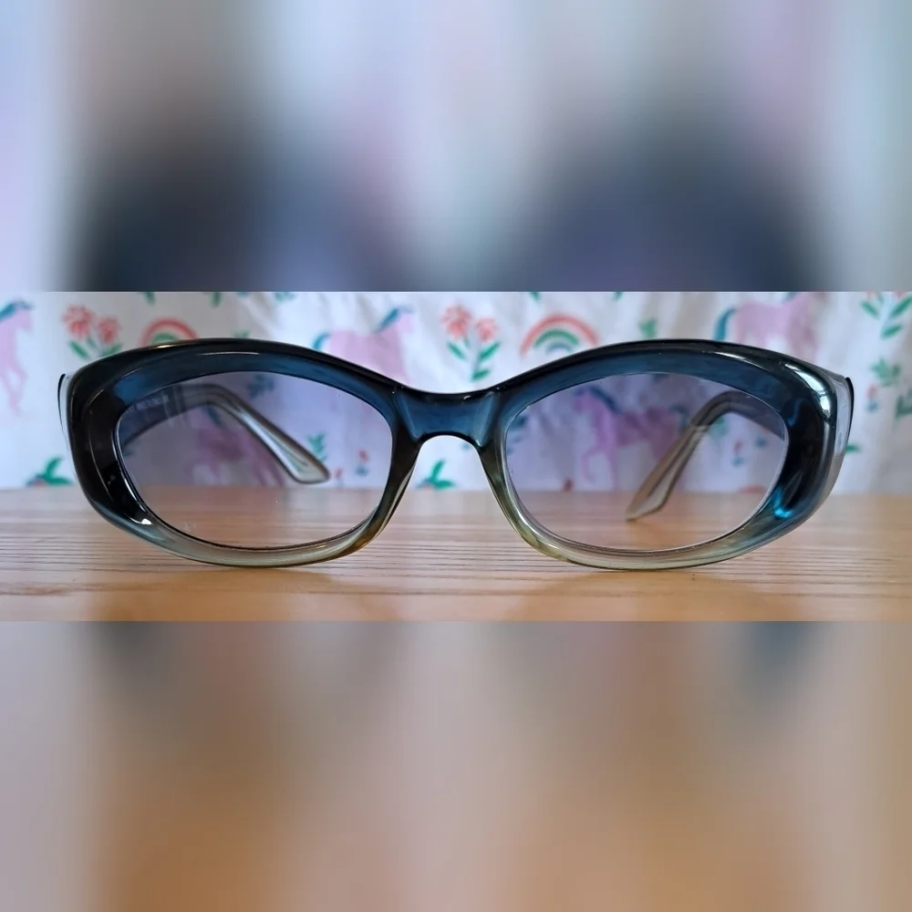 EUC RARE Vintage Y2K Gucci GG 2432/S Clear Blue Acetate Everyday Sunglass Shades